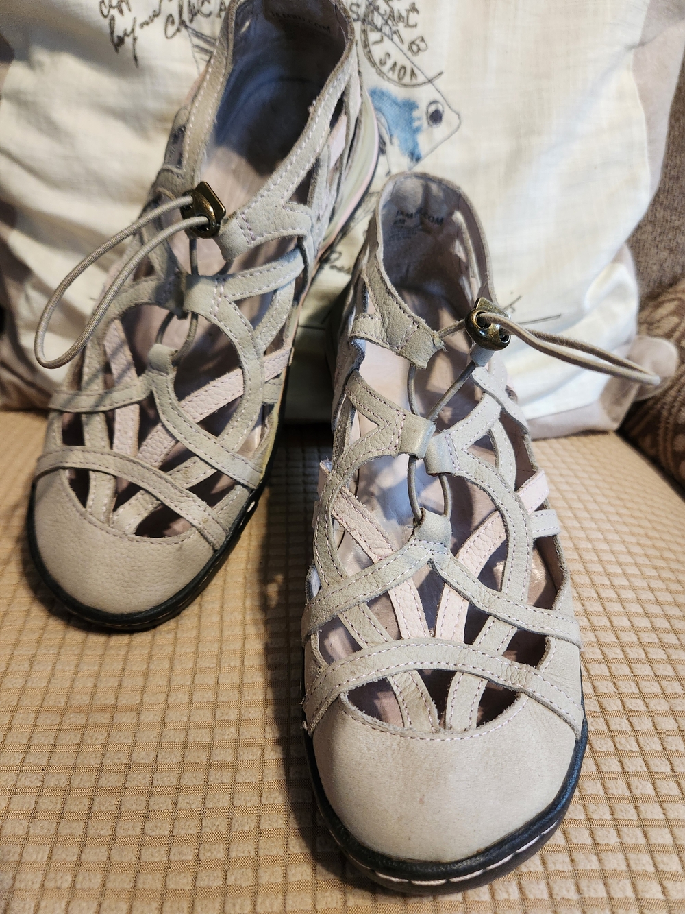 Women’s JAMBU Beige Strappy Closed-Toe Comfort Shoes SIZE 8
